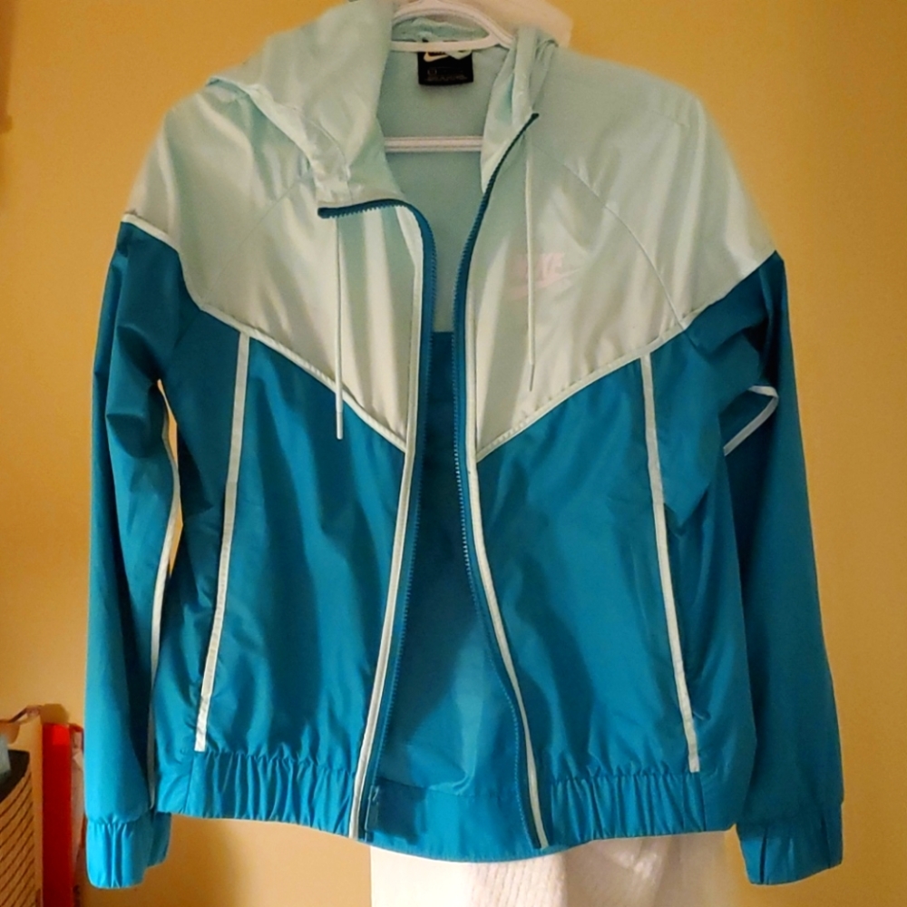 Nike women's windbreaker jacket
